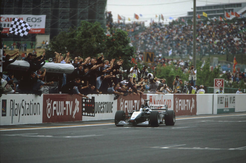 Foto zur News: 1999: In Abwesenheit von Michael Schumacher (Verletzungspause nach Unfall in Silverstone) hat Mika Häkkinen im Silberpfeil leichtes Spiel und setzt sich letztendlich gegen Eddie Irvine (Ferrari) durch.