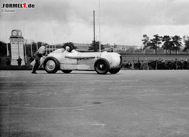 Die Geburtsstunde eines Mythos: Manfred von Brauchitsch gewinnt mit seinem Mercedes-Benz SSKL das Avus-Rennen 1932 in der Klasse über 1,5 Liter Hubraum. Weil die Verkleidungsbleche unlackiert sind, entsteht die auffällige Aluminium-Optik. Der Streckensprecher erwähnt erstmals den Begriff "silberner Pfeil". Die Geburtsstunde eines Mythos: Manfred von Brauchitsch gewinnt mit seinem Mercedes-Benz SSKL das Avus-Rennen 1932 in der Klasse über 1,5 Liter Hubraum. Weil die Verkleidungsbleche unlackiert sind, entsteht die auffällige Aluminium-Optik. Der Streckensprecher erwähnt erstmals den Begriff "silberner Pfeil".