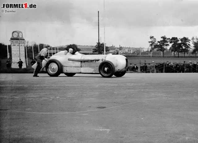 Foto zur News: Die Geburtsstunde eines Mythos: Manfred von Brauchitsch gewinnt mit seinem Mercedes-Benz SSKL das Avus-Rennen 1932 in der Klasse über 1,5 Liter Hubraum. Weil die Verkleidungsbleche unlackiert sind, entsteht die auffällige Aluminium-Optik. Der Streckensprecher erwähnt erstmals den Begriff "silberner Pfeil".