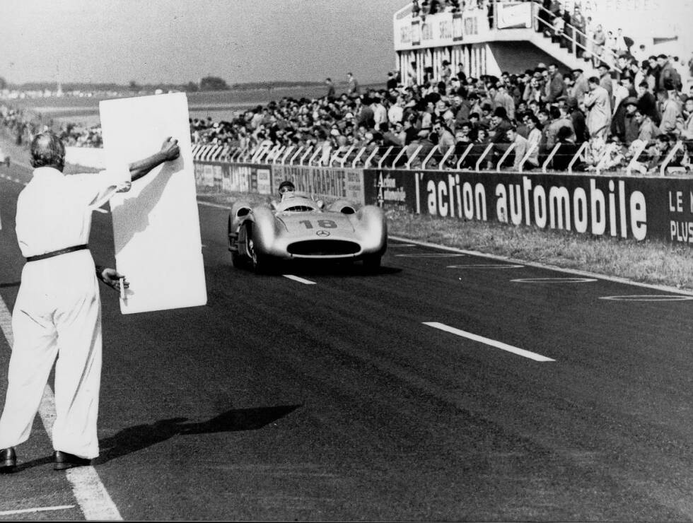 Foto zur News: Der große Juan Manuel Fangio gewinnt 1954 und 1955 zwei WM-Titel auf Mercedes, lässt sich hier in Reims 1954 die Rundenzeit anzeigen - in einem Zeitalter, als Boxenfunk noch nach Science-Fiction klingt.
