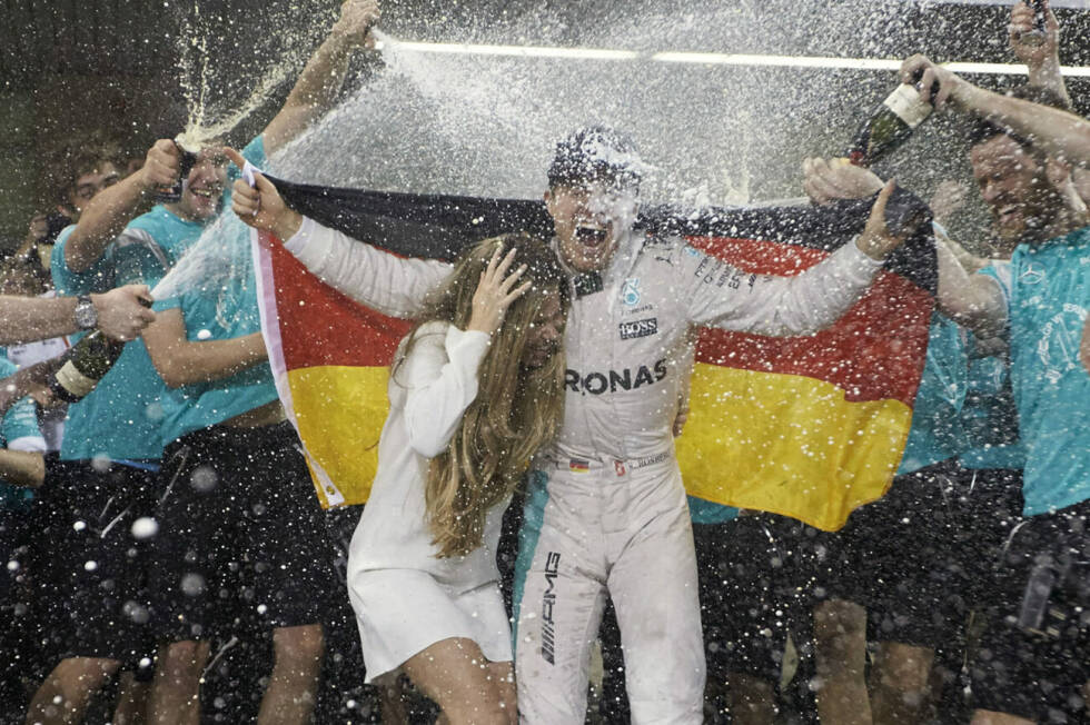 Foto zur News: Die Oberhand behält zunächst Lewis Hamilton, der sich 2014 und 2015 jeweils den Fahrertitel sichern kann. 2016 schlägt Nico Rosberg aber in einem bis zur letzten Sekunde spannenden Titelkampf zurück, wird Weltmeister - und verkündet wenige Tage später überraschend seinen Rücktritt.