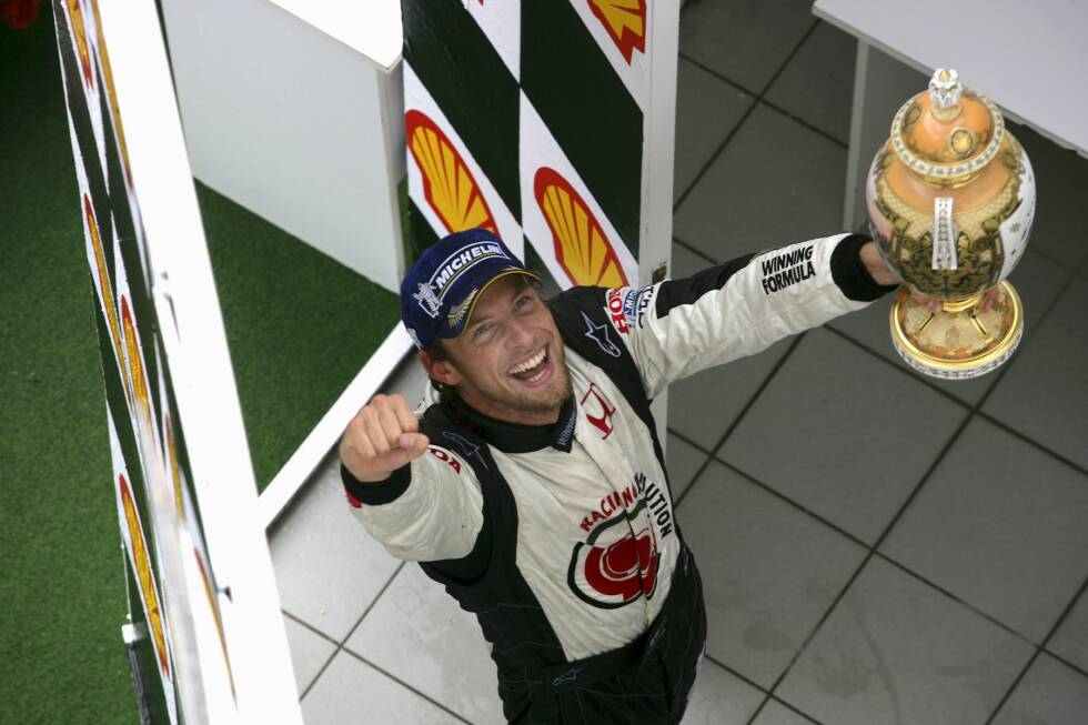 Foto zur News: 23 Jahre nach Michele Alboreto feiert das britische Team wieder einen Sieg: Button triumphiert beim Regenrennen in Ungarn, inzwischen schon unter dem Namen Honda. British American Tobacco hatte 2005 an den japanischen Automobilhersteller verkauft.