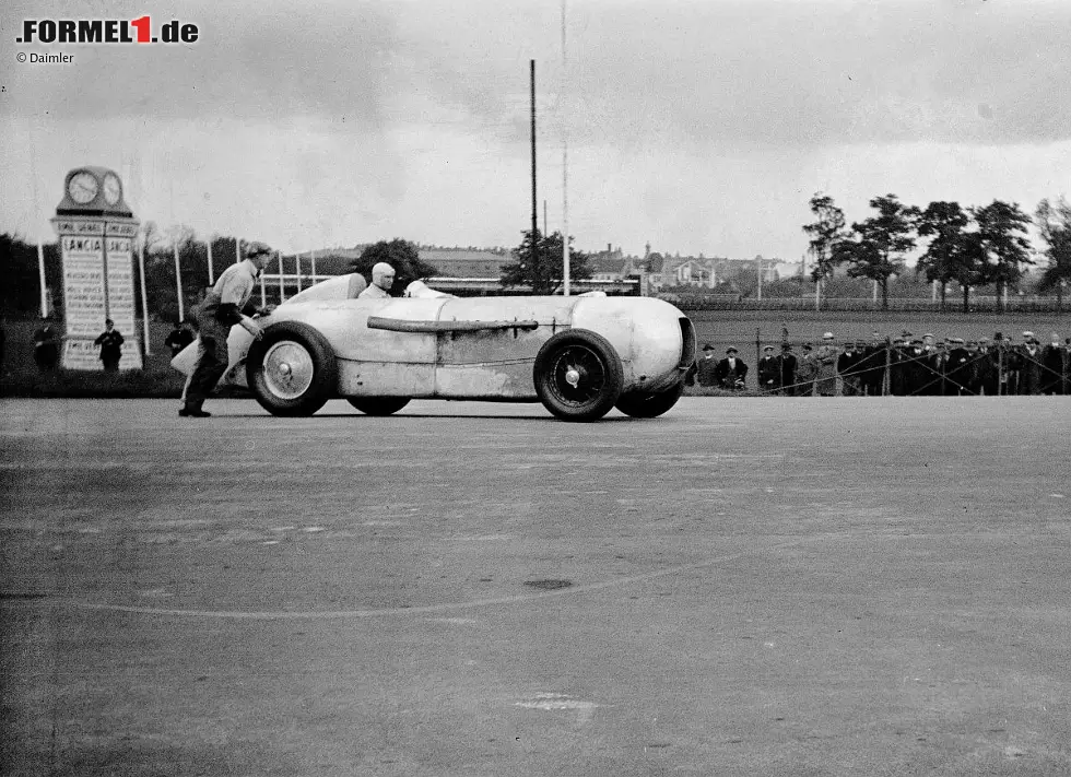 Foto zur News: Die Geburtsstunde eines Mythos: Manfred von Brauchitsch gewinnt mit seinem Mercedes-Benz SSKL das Avus-Rennen 1932 in der Klasse über 1,5 Liter Hubraum. Weil die Verkleidungsbleche unlackiert sind, entsteht die auffällige Aluminium-Optik. Der Streckensprecher erwähnt erstmals den Begriff &quot;silberner Pfeil&quot;.