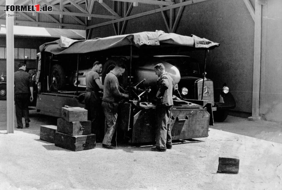Hightech anno 1938, der berühmte Silberpfeil W 154. Der Legende nach lagen die Mercedes-Rennautos ursprünglich um ein Kilogramm über dem erlaubten Maximalgewicht von 750 Kilogramm, weshalb Rennleiter Alfred Neubauer den weißen Lack abkratzen ließ. Der Mythos war also eigentlich eine Verlegenheitslösung. Hightech anno 1938, der berühmte Silberpfeil W 154. Der Legende nach lagen die Mercedes-Rennautos ursprünglich um ein Kilogramm über dem erlaubten Maximalgewicht von 750 Kilogramm, weshalb Rennleiter Alfred Neubauer den weißen Lack abkratzen ließ. Der Mythos war also eigentlich eine Verlegenheitslösung.