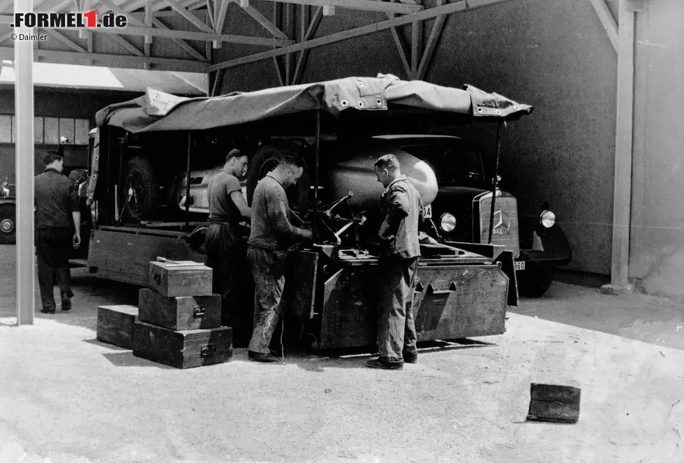 Foto zur News: Hightech anno 1938, der berühmte Silberpfeil W 154. Der Legende nach lagen die Mercedes-Rennautos ursprünglich um ein Kilogramm über dem erlaubten Maximalgewicht von 750 Kilogramm, weshalb Rennleiter Alfred Neubauer den weißen Lack abkratzen ließ. Der Mythos war also eigentlich eine Verlegenheitslösung.