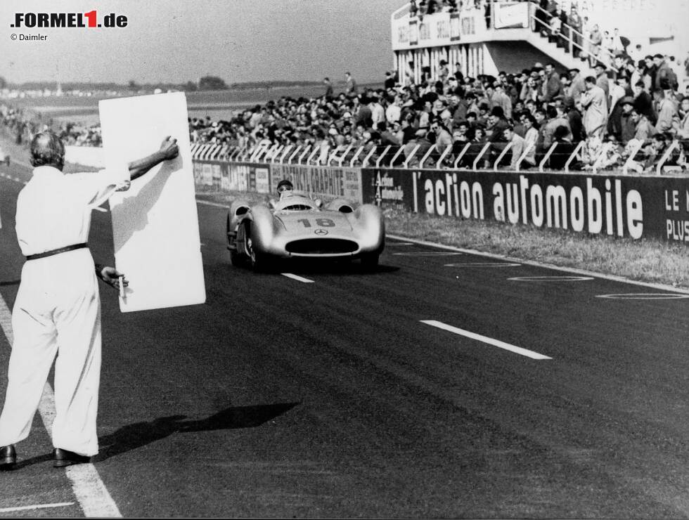 Foto zur News: Der große Juan Manuel Fangio gewinnt 1954 und 1955 zwei WM-Titel auf Mercedes, lässt sich hier in Reims 1954 die Rundenzeit anzeigen - in einem Zeitalter, als Boxenfunk noch nach Science-Fiction klingt.