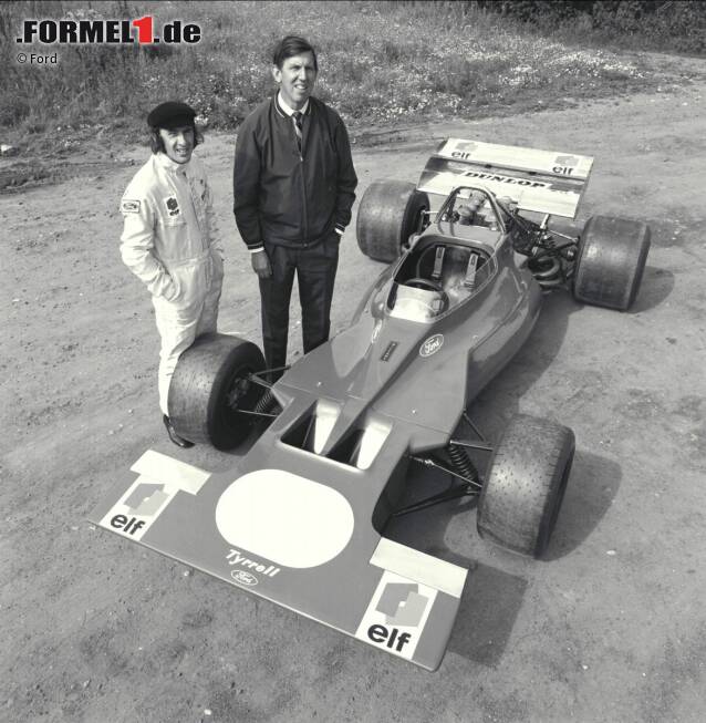 Foto zur News: Mercedes zog sich infolge der Le-Mans-Tragödie 1955 zurück, doch 1968 gründete ein britischer Holzhändler namens Ken Tyrrell sein eigenes Formel-1-Team. Das heutige Mercedes-Werksteam unter Ross Brawn ist der Nachfolger dieses Projekts. Tyrrell feierte seine größten Erfolge mit Jackie Stewart, hier bei der spartanischen Teampräsentation 1970.