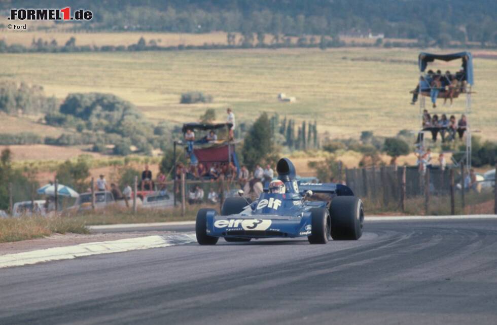 Foto zur News: Den Grand Prix von Südafrika 1973 gewinnt Stewart fast eine halbe Minute vor Peter Revson (McLaren) und Emerson Fittipaldi (Lotus). Um die Relationen richtig zu sehen: Toto Wolff ist da gerade einmal ein Jahr alt.