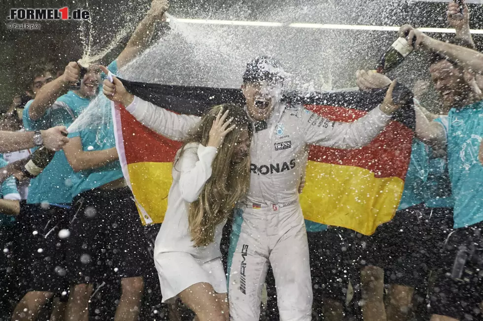 Die Oberhand behält zunächst Lewis Hamilton, der sich 2014 und 2015 jeweils den Fahrertitel sichern kann. 2016 schlägt Nico Rosberg aber in einem bis zur letzten Sekunde spannenden Titelkampf zurück, wird Weltmeister - und verkündet wenige Tage später überraschend seinen Rücktritt. Foto zur News: Die Oberhand behält zunächst Lewis Hamilton, der sich 2014 und 2015 jeweils den Fahrertitel sichern kann. 2016 schlägt Nico Rosberg aber in einem bis zur letzten Sekunde spannenden Titelkampf zurück, wird Weltmeister - und verkündet wenige Tage später überraschend seinen Rücktritt.