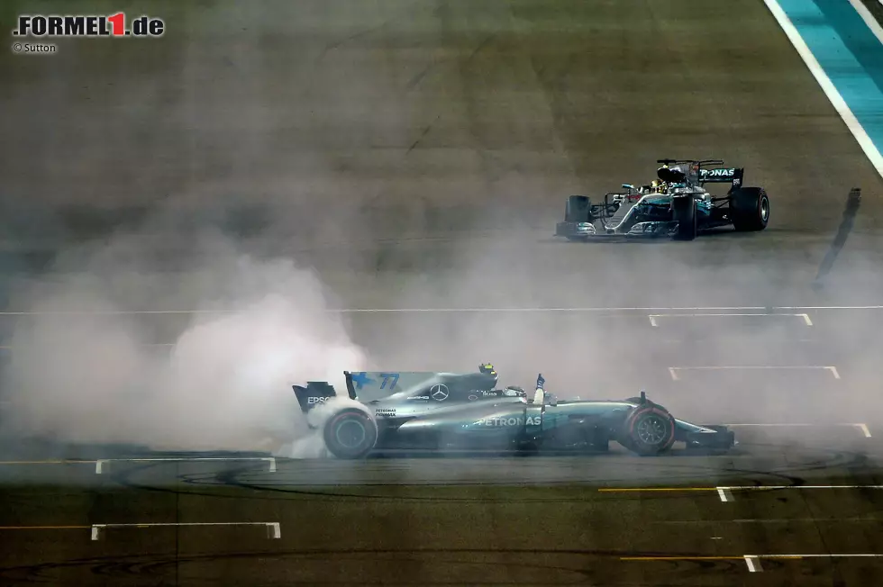 Nachfolger von Rosberg wird Valtteri Bottas, doch der Finne hat 2017 nur selten Grund zum Jubeln. Er steht klar im Schatten seines Teamkollegen Lewis Hamilton, der Mercedes den vierten WM-Titel in Folge beschert. Foto zur News: Nachfolger von Rosberg wird Valtteri Bottas, doch der Finne hat 2017 nur selten Grund zum Jubeln. Er steht klar im Schatten seines Teamkollegen Lewis Hamilton, der Mercedes den vierten WM-Titel in Folge beschert.