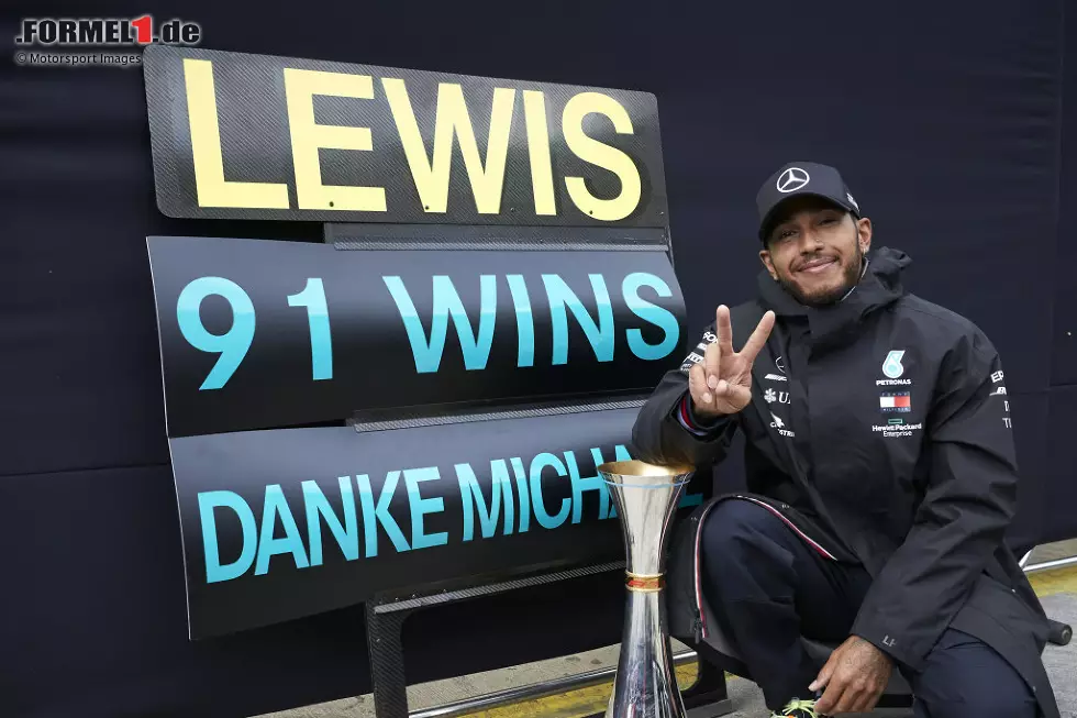 In den folgenden Jahren steigt Hamilton mit Mercedes zum erfolgreichsten Formel-1-Fahrer aller Zeiten auf. 2020 gewinnt er seinen siebten WM-Titel und überflügelt sogar die 91 Rennsiege von Michael Schumacher. Seine WM-Serie reißt erst 2021, als Max Verstappen erstmals Weltmeister wird. Foto zur News: In den folgenden Jahren steigt Hamilton mit Mercedes zum erfolgreichsten Formel-1-Fahrer aller Zeiten auf. 2020 gewinnt er seinen siebten WM-Titel und überflügelt sogar die 91 Rennsiege von Michael Schumacher. Seine WM-Serie reißt erst 2021, als Max Verstappen erstmals Weltmeister wird.