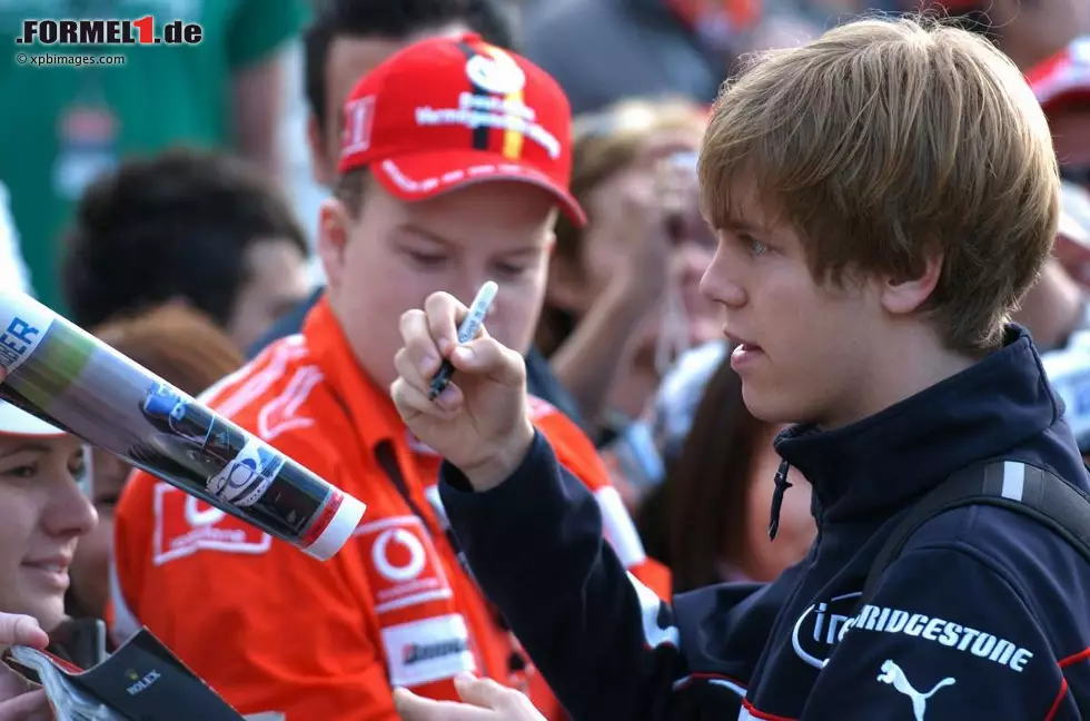 Foto zur News: Vettel-Autogramme stehen 2007 bereits hoch im Kurs.