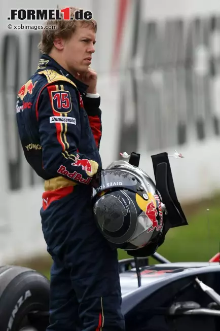 Technischer Defekt bei Toro-Rosso-Testfahrten am 14. Juni 2007 in Barcelona, aber am Ziel: Vettel steigt mitten in der Saison ins Renncockpit und ist Formel-1-Stammfahrer. Foto zur News: Technischer Defekt bei Toro-Rosso-Testfahrten am 14. Juni 2007 in Barcelona, aber am Ziel: Vettel steigt mitten in der Saison ins Renncockpit und ist Formel-1-Stammfahrer.