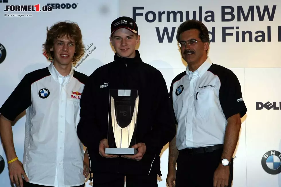 Dezember 2005, Formel-BMW-Finale in Bahrain: Vorjahresmeister Sebastian Vettel, Neo-Champion Nico Hülkenberg und Mario Theissen. Foto zur News: Dezember 2005, Formel-BMW-Finale in Bahrain: Vorjahresmeister Sebastian Vettel, Neo-Champion Nico Hülkenberg und Mario Theissen.