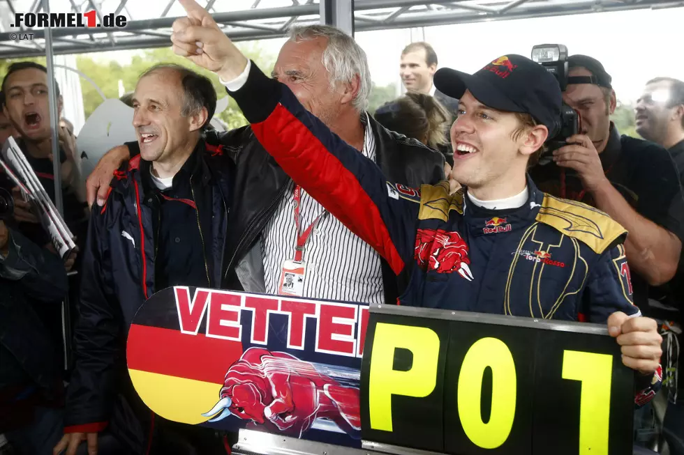 Auch Red-Bull-Boss Dietrich Mateschitz ist bei dem ersten Triumph seines Schützlings in Monza dabei. Er feiert den Erfolg gemeinsam mit Toro-Rosso-Teamchef Franz Tost. Foto zur News: Auch Red-Bull-Boss Dietrich Mateschitz ist bei dem ersten Triumph seines Schützlings in Monza dabei. Er feiert den Erfolg gemeinsam mit Toro-Rosso-Teamchef Franz Tost.