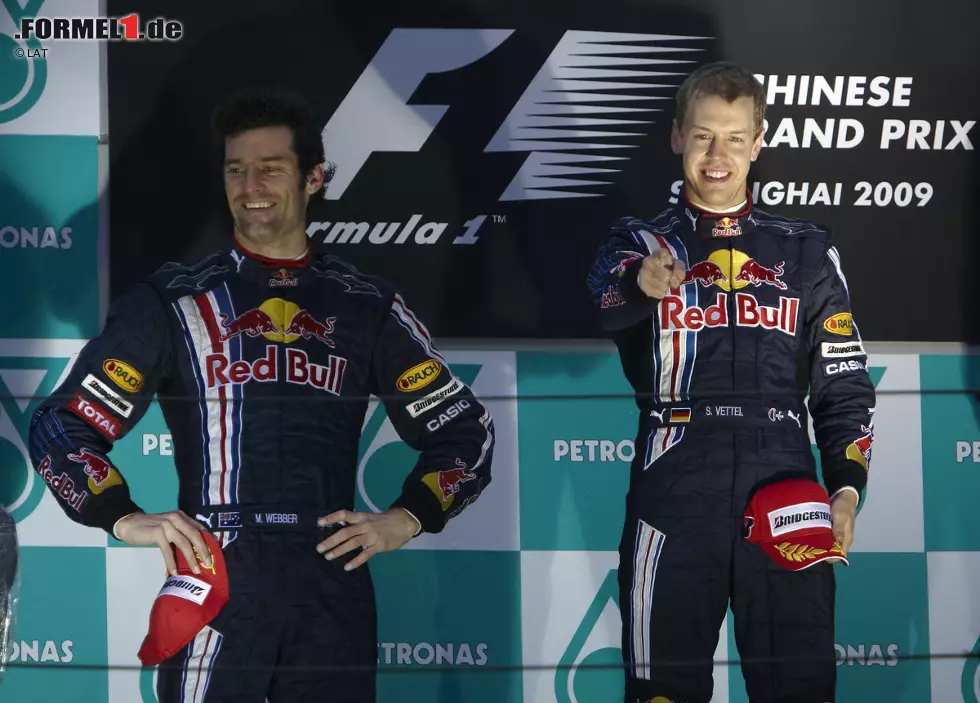 Nach seiner guten Leistung bei Toro Rosso wird der Deutsche 2009 vom Schwesternteam Red Bull engagiert. Auch dieser Schachzug sollte sich als richtig erweisen, denn Vettel gewinnt bereits das dritte Rennen der Saison in China. Foto zur News: Nach seiner guten Leistung bei Toro Rosso wird der Deutsche 2009 vom Schwesternteam Red Bull engagiert. Auch dieser Schachzug sollte sich als richtig erweisen, denn Vettel gewinnt bereits das dritte Rennen der Saison in China.
