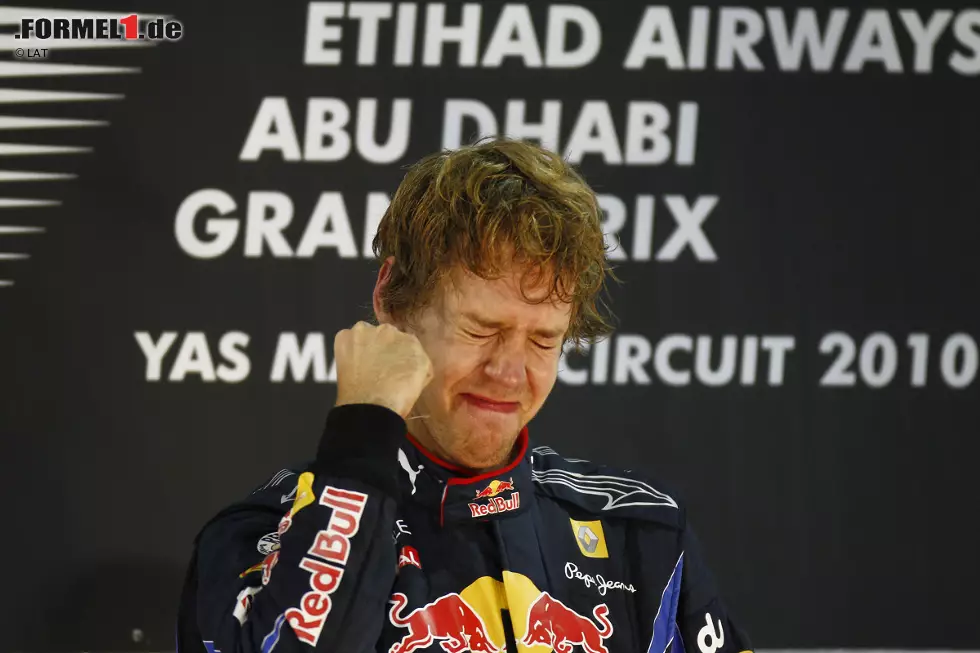 Trotz internen Reibereien und einem harten Kampf mit Ferrari-Pilot Fernando Alonso und Webber um die WM-Krone holt sich Vettel beim letzten Rennen in Abu Dhabi seinen ersten Weltmeisterschaftstitel. Er schreibt damit als jüngster Champion aller Zeiten Geschichte. Foto zur News: Trotz internen Reibereien und einem harten Kampf mit Ferrari-Pilot Fernando Alonso und Webber um die WM-Krone holt sich Vettel beim letzten Rennen in Abu Dhabi seinen ersten Weltmeisterschaftstitel. Er schreibt damit als jüngster Champion aller Zeiten Geschichte.