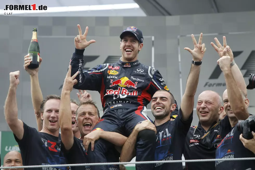Drei Finger nach oben und lächeln! In Brasilien 2012 erkämpft sich Vettel nach einem Dreher bereits in der ersten Runde noch den sechsten Platz - das reicht ihm gegenüber Alonso zum dritten Titel. Foto zur News: Drei Finger nach oben und lächeln! In Brasilien 2012 erkämpft sich Vettel nach einem Dreher bereits in der ersten Runde noch den sechsten Platz - das reicht ihm gegenüber Alonso zum dritten Titel.
