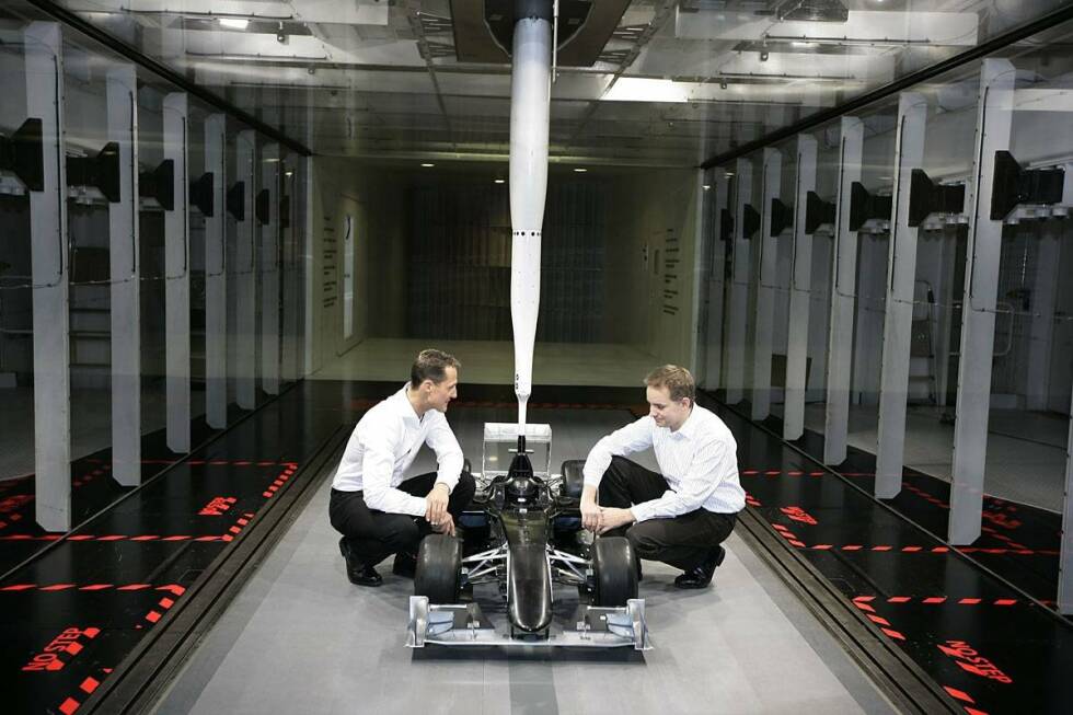 Foto zur News: Das Comeback: Kurz vor Weihnachten 2009, am 23. Dezember, gibt Michael Schumacher seine Rückkehr in die Formel 1 bekannt. Er hat kurz zuvor einen Dreijahresvertrag bei Mercedes unterschrieben.