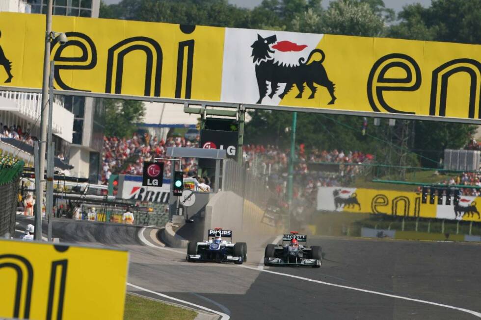 Foto zur News: Hartes Duell unter &quot;alten Freunden&quot;: Schumacher drückt Rubens Barrichello in Ungarn gegen die Mauer und erntet dafür erstmals harte Kritik.