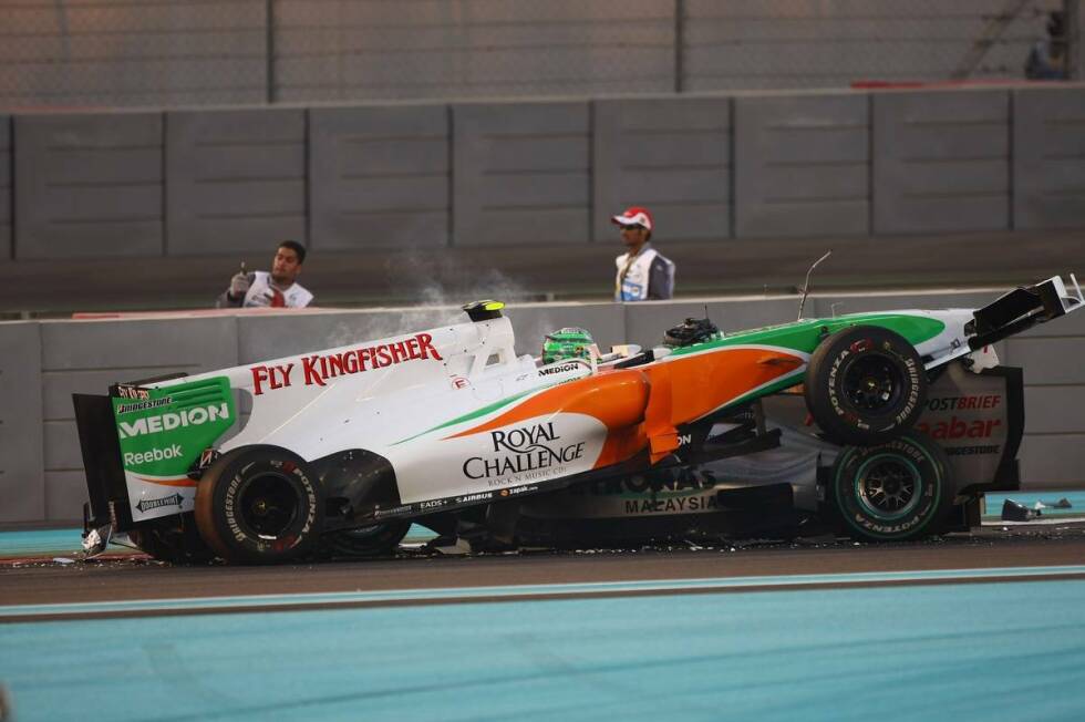 Foto zur News: Schrecksekunde: Beim Saisonfinale 2010 in Abu Dhabi kollidiert Schumacher mit Vitantonio Liuzzi. Ein Unfall, der Anstoß zu neuen Diskussionen über die Cockpit-Sicherheit gibt und letztendlich für die Einführung der &quot;krummen Nasen&quot; im Jahr 2012 verantwortlich ist.