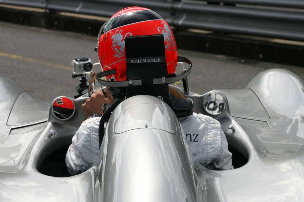 Foto zur News: &quot;Oldtimer&quot; unter sich: Michael Schumacher im historischen Formel-1-Silberpfeil, auf den Spuren von Juan-Manuel Fangio.