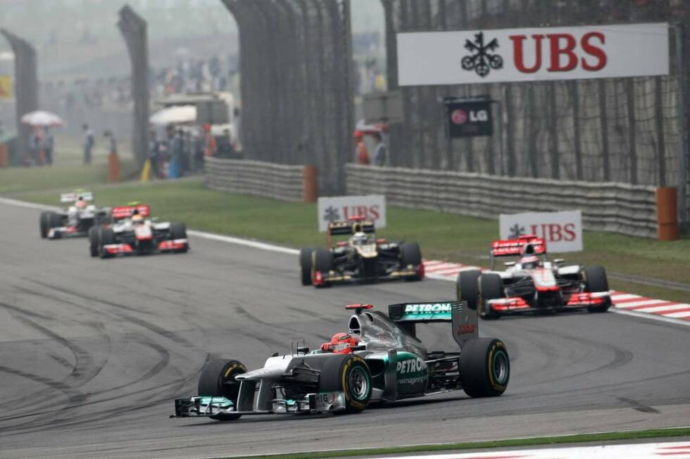 Foto zur News: 2012: Während Nico Rosberg in Schanghai den ersten Sieg für Mercedes feiert, steht Schumacher wieder einmal im Schatten. Aber: Der 43-Jährige fährt die beste Saison seit seinem Comeback.