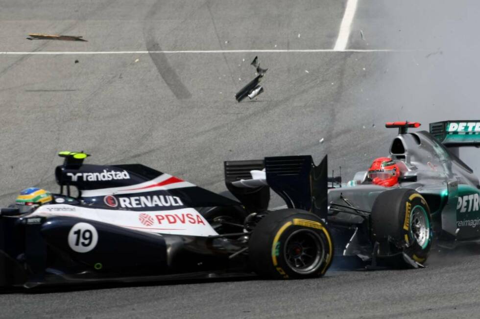 Foto zur News: Unachtsamkeit mit Folgen: Schumacher fährt in Barcelona Bruno Senna ins Heck des Williams, ...