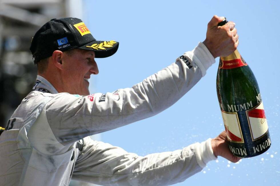 Foto zur News: Die letzte Sternstunde: Im dritten Jahr fährt Schumacher beim Grand Prix in Valencia erstmals auf das Podium - dank maßgeblicher Schützenhilfe der Renault-Lichtmaschine und von Pastor Maldonado.