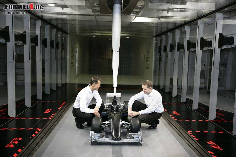 Foto zur News: Das Comeback: Kurz vor Weihnachten 2009, am 23. Dezember, gibt Michael Schumacher seine Rückkehr in die Formel 1 bekannt. Er hat kurz zuvor einen Dreijahresvertrag bei Mercedes unterschrieben.