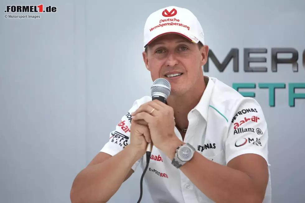 Rücktritt, die II. Am 4. Oktober 2012 verkündet Michael Schumacher in Suzuka, dass er das Kapitel Formel 1 am Saisonende endgültig zu den Akten legt. Foto zur News: Rücktritt, die II. Am 4. Oktober 2012 verkündet Michael Schumacher in Suzuka, dass er das Kapitel Formel 1 am Saisonende endgültig zu den Akten legt.