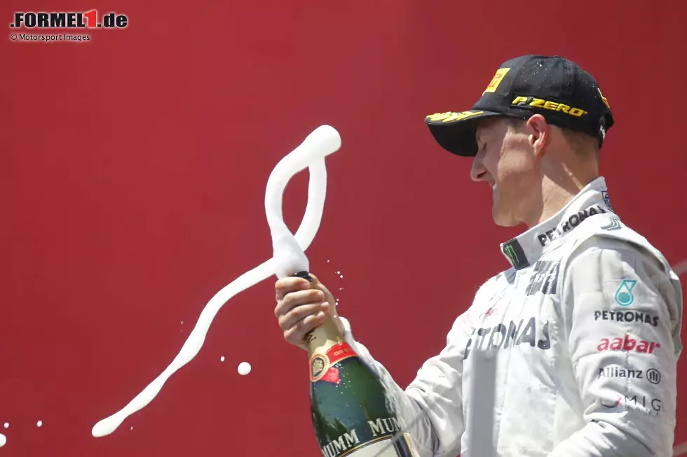 Die letzte Sternstunde: Im dritten Jahr fährt Schumacher beim Grand Prix in Valencia erstmals auf das Podium - dank maßgeblicher Schützenhilfe der Renault-Lichtmaschine und von Pastor Maldonado. Foto zur News: Die letzte Sternstunde: Im dritten Jahr fährt Schumacher beim Grand Prix in Valencia erstmals auf das Podium - dank maßgeblicher Schützenhilfe der Renault-Lichtmaschine und von Pastor Maldonado.