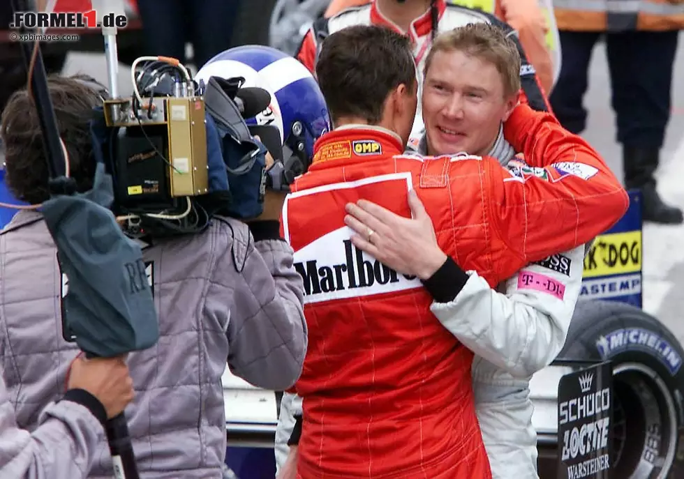 Foto zur News: Waren die Rivalitäten mit Hill und Villeneuve von negativen Spannungen geprägt, so entwickelte sich zwischen Schumacher und Häkkinen ein sehr respektvolles Verhältnis. Das zeigte sich unter anderem auch beim legendären Überholmanöver in Spa-Francorchamps 2000 (&quot;Zonta-Zange&quot;).