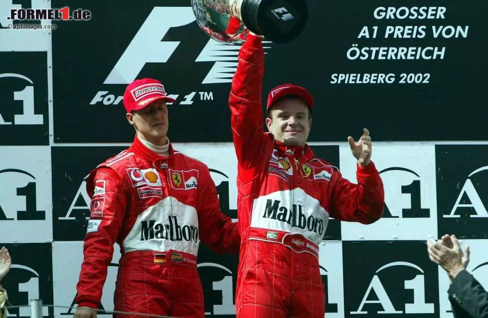 Foto zur News: Von 2001 bis 2004 war Ferrari das tonangebende Team in der Formel 1. Teamkollege Rubens Barrichello war die klar deklarierte Nummer 2, musste zum Beispiel in Österreich 2002 auf den Sieg verzichten (&quot;Let Michael pass for the Championship!&quot;), durfte aber trotzdem den Siegerpokal einstreifen - eine Farce, für die Ferrari eine Million US-Dollar Strafe an die FIA überweisen musste.