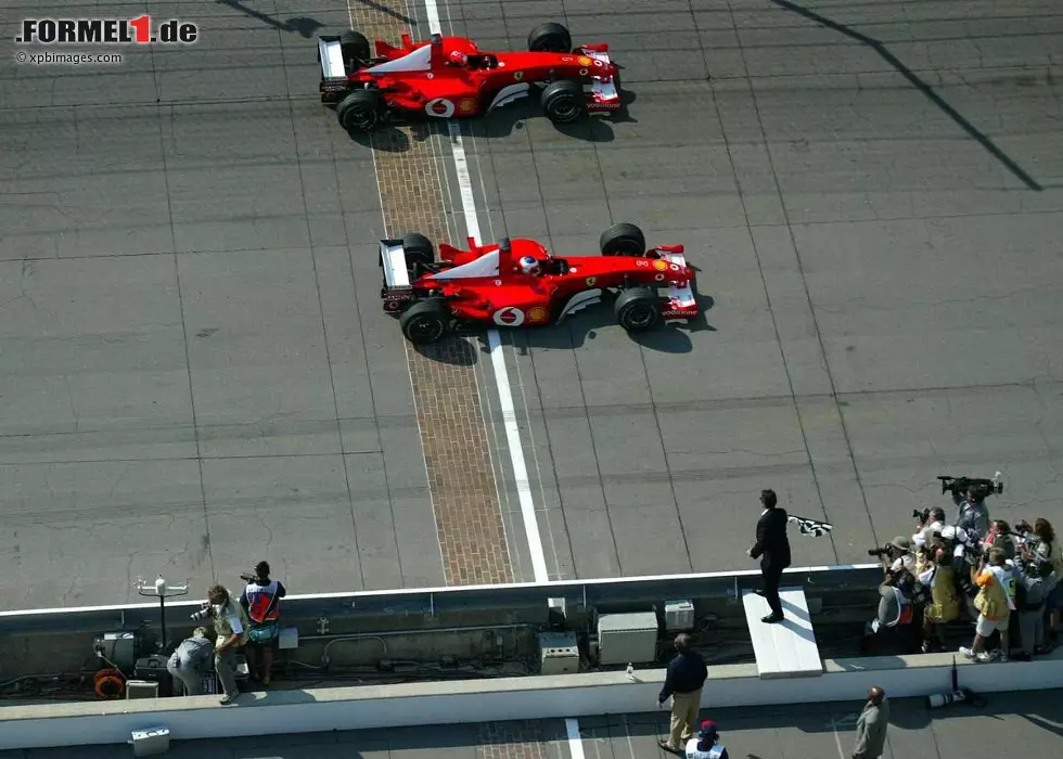Kurios das Rennende in Indianapolis 2002: Schumacher, im WM-Kampf längst alle Sorgen los, plant ein Fotofinish mit seinem Teamkollegen - und kommt am Ende 0,011 Sekunden hinter Barrichello über die Ziellinie. Aus eigener Kraft kam der Brasilianer dem übermächtigen Deutschen 2004 am nächsten, als er mit 114:148 Punkten Vizeweltmeister wurde. Foto zur News: Kurios das Rennende in Indianapolis 2002: Schumacher, im WM-Kampf längst alle Sorgen los, plant ein Fotofinish mit seinem Teamkollegen - und kommt am Ende 0,011 Sekunden hinter Barrichello über die Ziellinie. Aus eigener Kraft kam der Brasilianer dem übermächtigen Deutschen 2004 am nächsten, als er mit 114:148 Punkten Vizeweltmeister wurde.