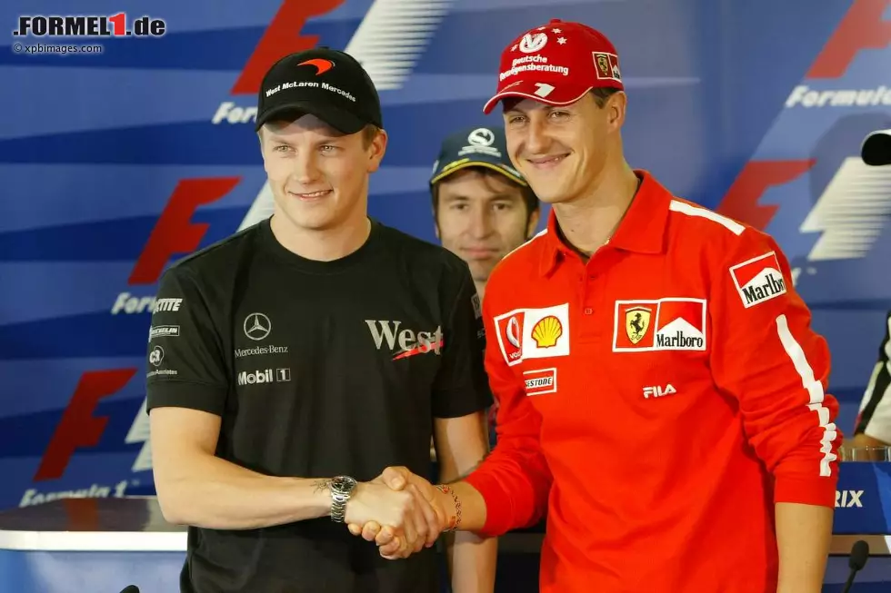Wieder ein Finne, wieder McLaren-Mercedes: Beim WM-Finale in Suzuka 2003 reichte Schumacher ein achter Platz, um zwei Punkte vor Kimi Räikkönen Weltmeister zu werden. Das verbale Ballyhoo zwischen dem Ferrari-Superstar und dem aufstrebenden "Iceman" hielt sich aber in Grenzen. Foto zur News: Wieder ein Finne, wieder McLaren-Mercedes: Beim WM-Finale in Suzuka 2003 reichte Schumacher ein achter Platz, um zwei Punkte vor Kimi Räikkönen Weltmeister zu werden. Das verbale Ballyhoo zwischen dem Ferrari-Superstar und dem aufstrebenden "Iceman" hielt sich aber in Grenzen.
