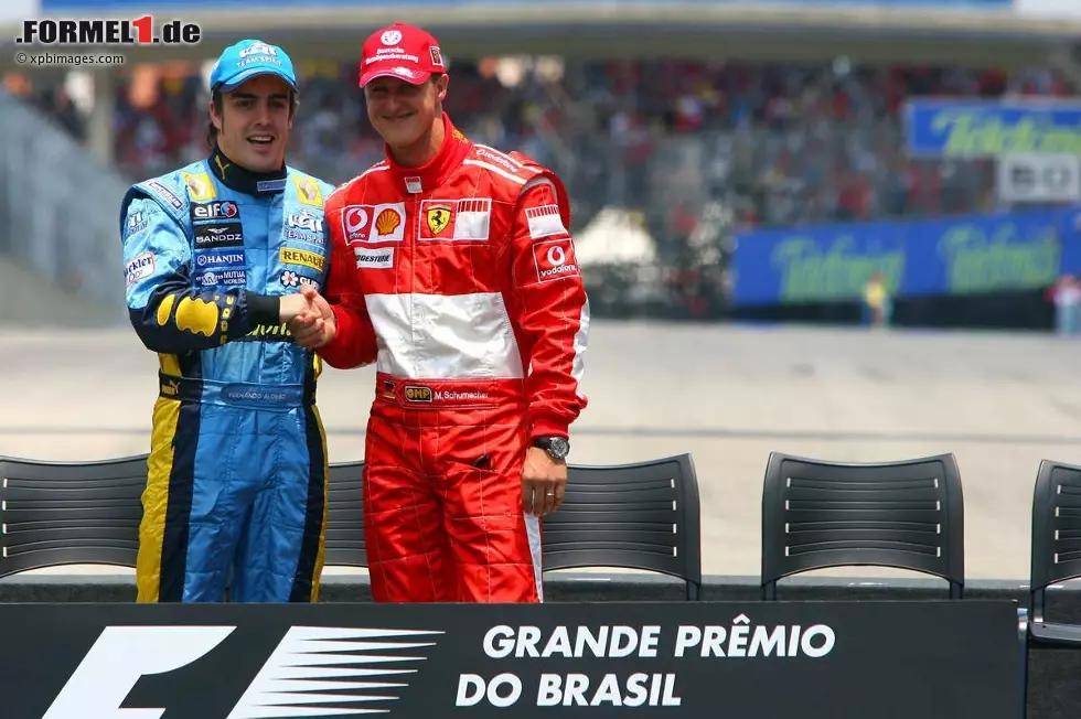 2006 dann der letzte Showdown: Schumacher, der seinen Rücktritt bereits zuvor erklärt hatte, forderte beim WM-Finale in Sao Paulo Spitzenreiter Alonso - und verlor trotz bemerkenswerter Aufholjagd als Vierter in seinem (vermeintlich) allerletzten Grand Prix. Foto zur News: 2006 dann der letzte Showdown: Schumacher, der seinen Rücktritt bereits zuvor erklärt hatte, forderte beim WM-Finale in Sao Paulo Spitzenreiter Alonso - und verlor trotz bemerkenswerter Aufholjagd als Vierter in seinem (vermeintlich) allerletzten Grand Prix.