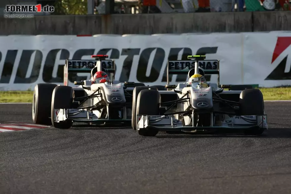 197:324 Punkte, 1:5 Podestplätze, 0:1 Siege und 18:40 gewonnene Qualifyings: Gegen den letzten Rivalen seiner Karriere, Nico Rosberg, musste Schumacher von 2010 bis 2012 auf Mercedes eine klare Niederlage nach Punkten einstecken. Foto zur News: 197:324 Punkte, 1:5 Podestplätze, 0:1 Siege und 18:40 gewonnene Qualifyings: Gegen den letzten Rivalen seiner Karriere, Nico Rosberg, musste Schumacher von 2010 bis 2012 auf Mercedes eine klare Niederlage nach Punkten einstecken.