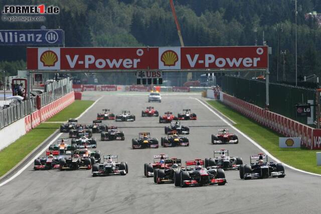 Foto zur News: Der Start: Romain Grosjean (Lotus) zieht nach rechts und fährt Lewis Hamilton (McLaren) vors Vorderrad.