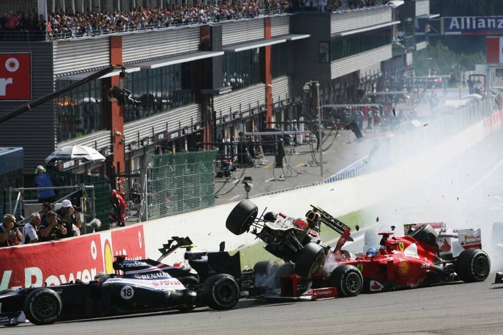 Foto zur News: ...kracht auf die Nase von Alonsos Ferrari.