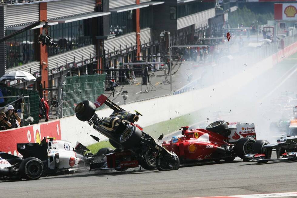Foto zur News: Alonso hat Glück, dass er nicht verletzt wird.