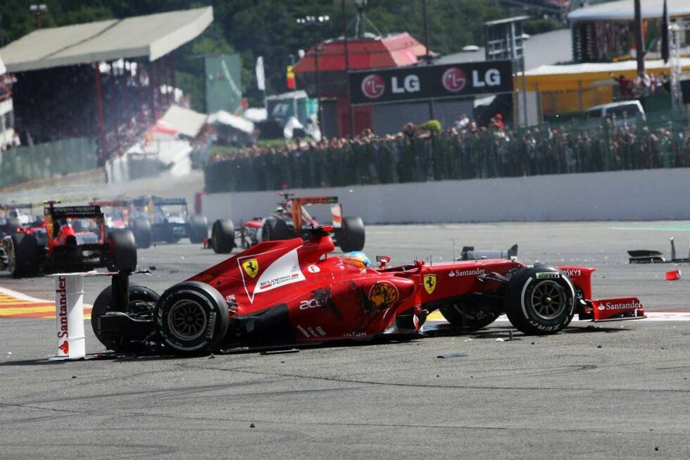 Foto zur News: Alonso bleibt zunächst im Auto sitzen...