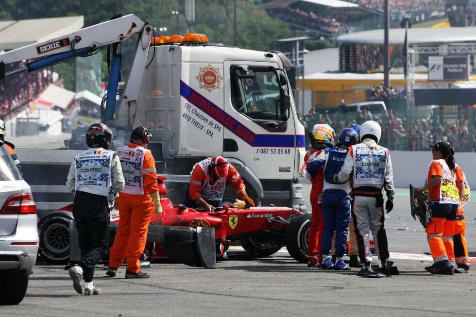 Foto zur News: ...aber zum Glück kann Alonso unversehrt aussteigen.