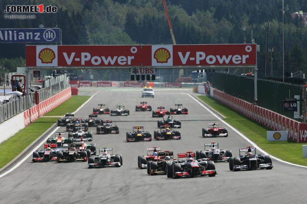 Foto zur News: Der Start: Romain Grosjean (Lotus) zieht nach rechts und fährt Lewis Hamilton (McLaren) vors Vorderrad.