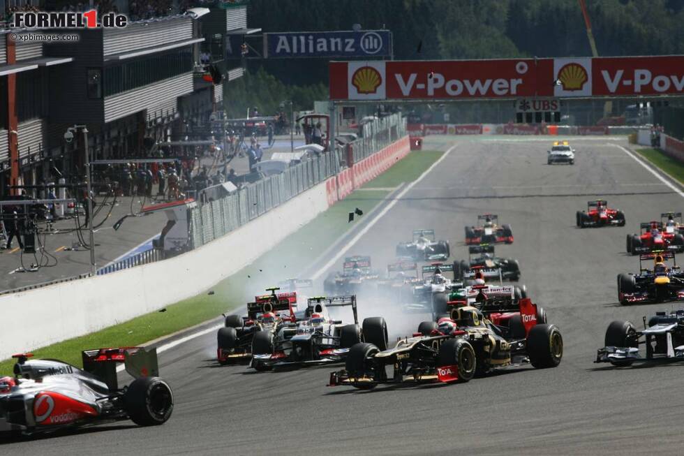 Foto zur News: Hamilton verliert daraufhin die Kontrolle über sein Auto und schiebt Grosjean in Richtung Sergio Perez (Sauber).