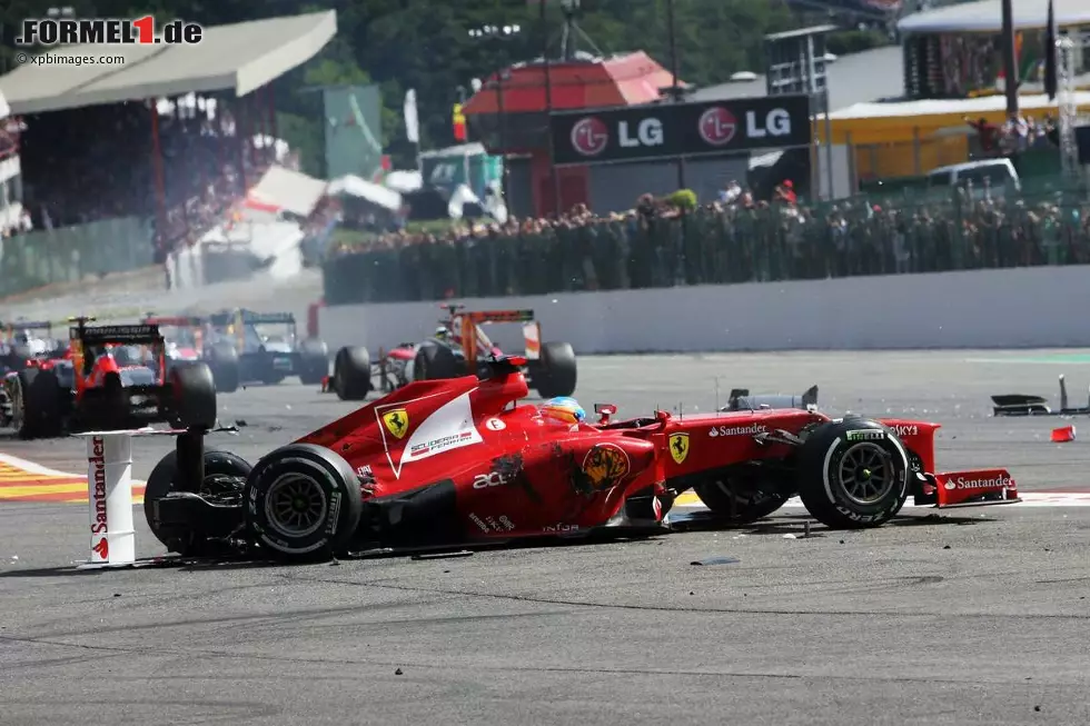 Foto zur News: Alonso bleibt zunächst im Auto sitzen...