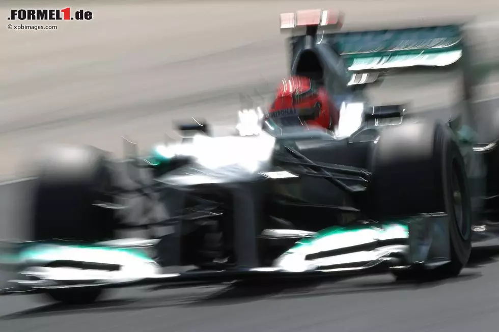Repubblica (Italien): "Hamilton ist unbesiegbar, aber Ferrari strahlt trotzdem. Vettel begnügt sich mit dem vierten Platz. Wenn man bedenkt, was er und sein Red Bull waren, ist das Resultat enttäuschend. Schumachers Mercedes, der stillsteht, während alle anderen startbereit sind, ist ein Bild von Michaels Niedergang." Foto zur News: Repubblica (Italien): "Hamilton ist unbesiegbar, aber Ferrari strahlt trotzdem. Vettel begnügt sich mit dem vierten Platz. Wenn man bedenkt, was er und sein Red Bull waren, ist das Resultat enttäuschend. Schumachers Mercedes, der stillsteht, während alle anderen startbereit sind, ist ein Bild von Michaels Niedergang."