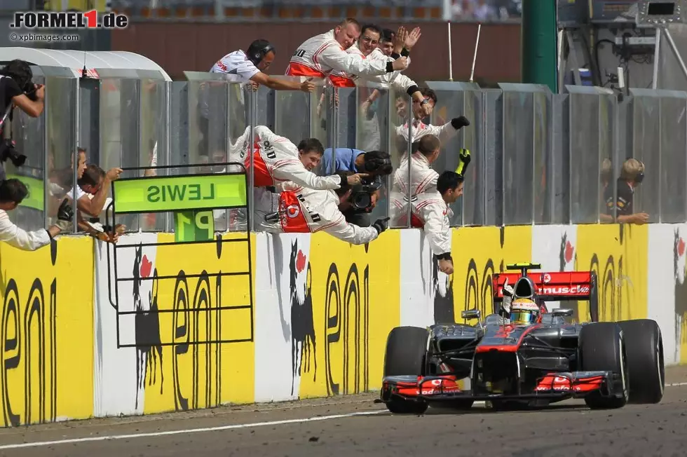 Mirror (Großbritannien): "Der 100-Millionen-Pfund-Sieg: Lewis Hamilton sichert sich dominant den Sieg beim Grand Prix von Ungarn vor Vertragsverhandlungen. Hamilton hat in der kochenden Hitze Ungarns das ideale Resultat vor den Gesprächen über seine Zukunft bei McLaren eingefahren." Foto zur News: Mirror (Großbritannien): "Der 100-Millionen-Pfund-Sieg: Lewis Hamilton sichert sich dominant den Sieg beim Grand Prix von Ungarn vor Vertragsverhandlungen. Hamilton hat in der kochenden Hitze Ungarns das ideale Resultat vor den Gesprächen über seine Zukunft bei McLaren eingefahren."