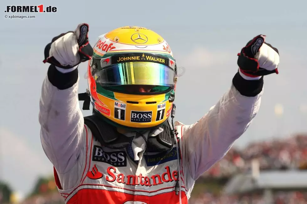 Corriere della Sera (Italien): "Hamilton siegt und Alonso feiert. Der Spanier baut seinen Vorsprung auf 40 Punkte aus. Red Bull sinkt deutlich unter das Niveau von Lotus und McLaren. Keine Chancen für Schumacher." Foto zur News: Corriere della Sera (Italien): "Hamilton siegt und Alonso feiert. Der Spanier baut seinen Vorsprung auf 40 Punkte aus. Red Bull sinkt deutlich unter das Niveau von Lotus und McLaren. Keine Chancen für Schumacher."