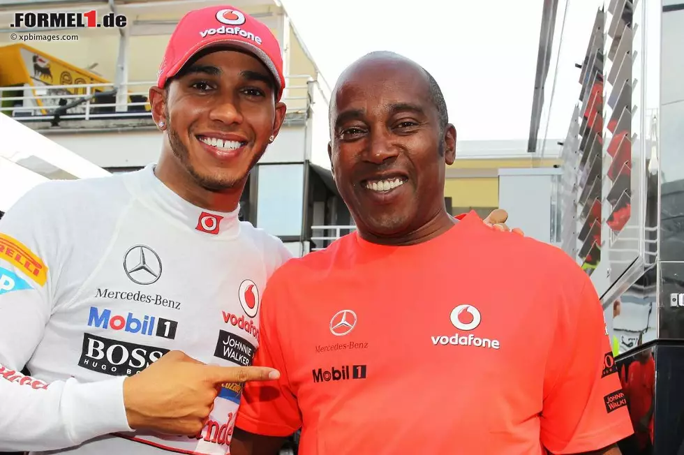 Sun (Großbritannien): "Lewis Hamilton ist fest entschlossen, nach seinem Sieg in Ungarn die 'perfekte 10' zu schaffen. Er vertraute seinem Vater Anthony an, dass er die verbleibenden neun Rennen dieser Saison alle gewinnen will, um seinen zweiten WM-Titel vor Ferrari-Ass Alonso klarzumachen." Foto zur News: Sun (Großbritannien): "Lewis Hamilton ist fest entschlossen, nach seinem Sieg in Ungarn die 'perfekte 10' zu schaffen. Er vertraute seinem Vater Anthony an, dass er die verbleibenden neun Rennen dieser Saison alle gewinnen will, um seinen zweiten WM-Titel vor Ferrari-Ass Alonso klarzumachen."